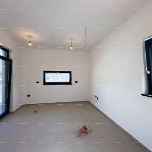 Medulin. Prodaje se dvojna vila sa bazenom i garažom