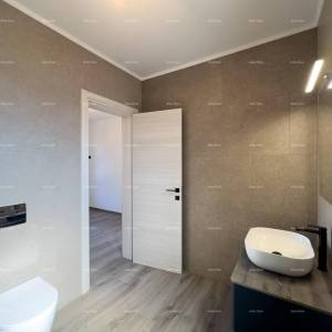 Medulin. Prodaje se dvojna vila sa bazenom i garažom