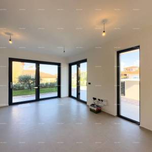 Medulin. Prodaje se dvojna vila sa bazenom i garažom