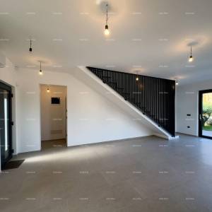 Medulin. Prodaje se dvojna vila sa bazenom i garažom