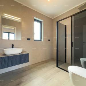 Medulin. Prodaje se dvojna vila sa bazenom i garažom