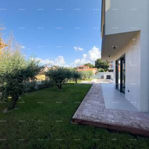 Medulin. Prodaje se dvojna vila sa bazenom i garažom