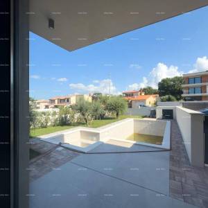 Medulin. Prodaje se dvojna vila sa bazenom i garažom