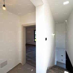 Medulin. Prodaje se dvojna vila sa bazenom i garažom