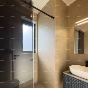 Medulin. Prodaje se dvojna vila sa bazenom i garažom