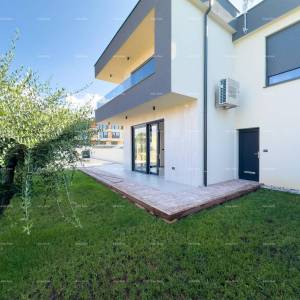 Medulin. Prodaje se dvojna vila sa bazenom i garažom