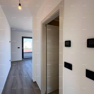 Medulin. Prodaje se dvojna vila sa bazenom i garažom