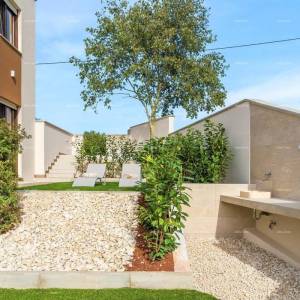 Moderna dvojna kuća sa bazenom u mirnom Svetvinčentu, idealna za odmor ili najam!