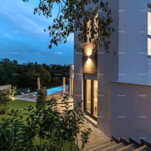 Moderna dvojna kuća sa bazenom u mirnom Svetvinčentu, idealna za odmor ili najam!