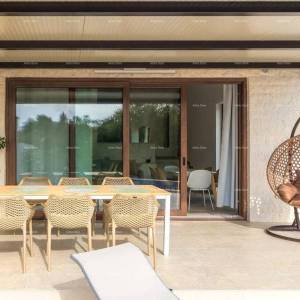 Moderna dvojna kuća sa bazenom u mirnom Svetvinčentu, idealna za odmor ili najam!