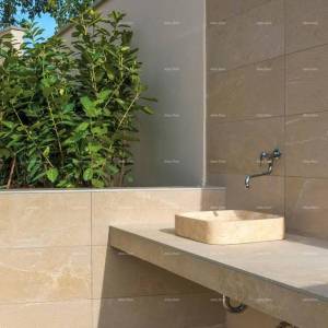 Moderna dvojna kuća sa bazenom u mirnom Svetvinčentu, idealna za odmor ili najam!