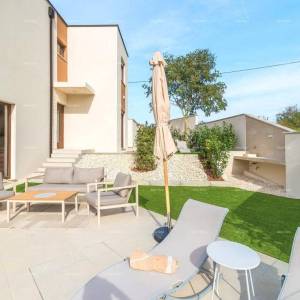 Moderna dvojna kuća sa bazenom u mirnom Svetvinčentu, idealna za odmor ili najam!