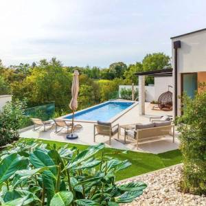 Moderna dvojna kuća sa bazenom u mirnom Svetvinčentu, idealna za odmor ili najam!