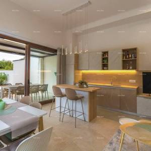 Moderna dvojna kuća sa bazenom u mirnom Svetvinčentu, idealna za odmor ili najam!