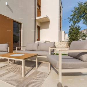 Moderna dvojna kuća sa bazenom u mirnom Svetvinčentu, idealna za odmor ili najam!