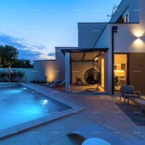 Moderna dvojna kuća sa bazenom u mirnom Svetvinčentu, idealna za odmor ili najam!