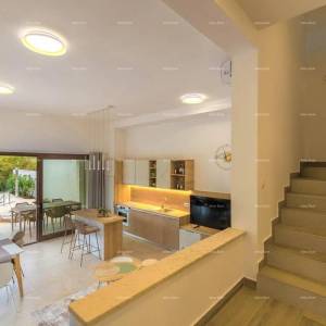 Moderna dvojna kuća sa bazenom u mirnom Svetvinčentu, idealna za odmor ili najam!