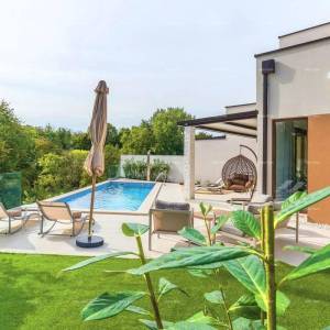 Moderna dvojna kuća sa bazenom u mirnom Svetvinčentu, idealna za odmor ili najam!