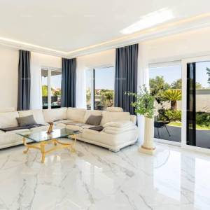 Moderna kuća sa bazenom na odličnoj lokaciji, Medulin!