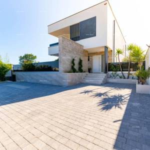 Moderna kuća sa bazenom na odličnoj lokaciji, Medulin!