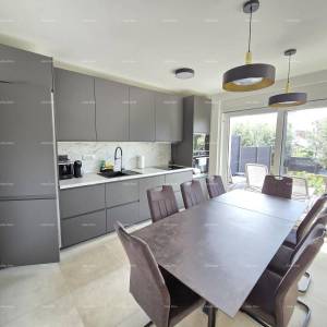 Moderna kuća u Medulinu, 800 m od centra i 150 m od mora – idealna za obitelj ili investiciju!