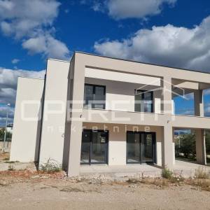 Moderna obiteljska kuća s bazenom i prostranom okućnicom – Vodice