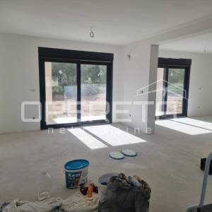 Moderna obiteljska kuća s bazenom i prostranom okućnicom – Vodice