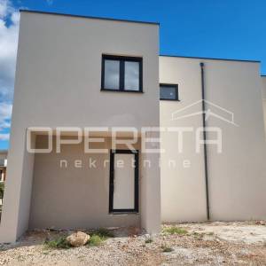 Moderna obiteljska kuća s bazenom i prostranom okućnicom – Vodice