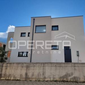 Moderna obiteljska kuća s bazenom i prostranom okućnicom – Vodice