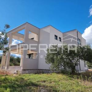 Moderna obiteljska kuća s bazenom i prostranom okućnicom – Vodice