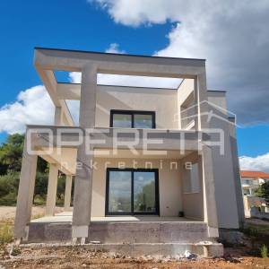 Moderna obiteljska kuća s bazenom i prostranom okućnicom – Vodice