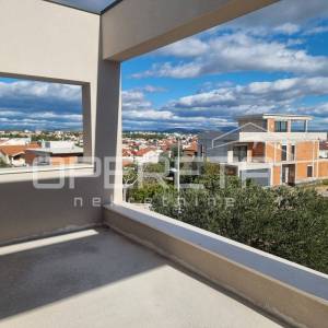 Moderna obiteljska kuća s bazenom i prostranom okućnicom – Vodice