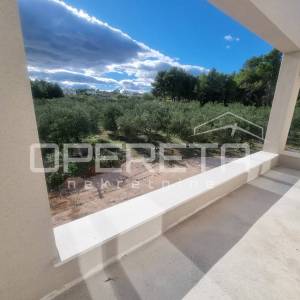 Moderna obiteljska kuća s bazenom i prostranom okućnicom – Vodice