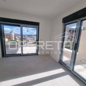 Moderna obiteljska kuća s bazenom i prostranom okućnicom – Vodice