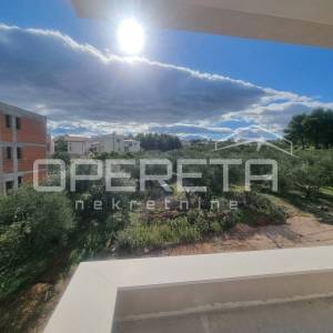 Moderna obiteljska kuća s bazenom i prostranom okućnicom – Vodice