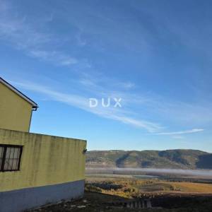 MOTOVUN, ISTRA - Kuća za adaptaciju sa dodatnim zemljištem