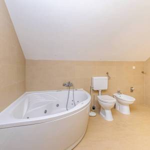 MRKOPALJ - Kuća s tri stana