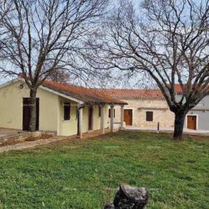 Na prodaju kuća s bazenom i dvorištem – mirno selo kraj Barbana