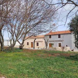 Na prodaju kuća s bazenom i dvorištem – mirno selo kraj Barbana