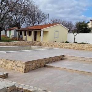 Na prodaju kuća s bazenom i dvorištem – mirno selo kraj Barbana