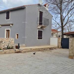 Na prodaju kuća s bazenom i dvorištem – mirno selo kraj Barbana