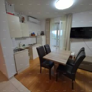 NA PRODAJU – Kuća s dva odvojena stana, Premantura