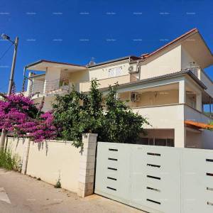 NA PRODAJU – Kuća s dva odvojena stana, Premantura