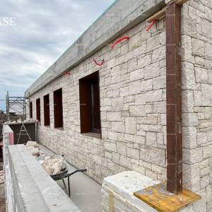 Na prodaju kuća u gradnji s bazenom – Bale, okolica