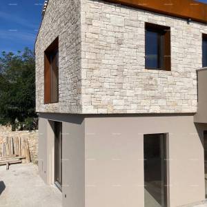 Na prodaju kuća u gradnji s bazenom – Bale, okolica