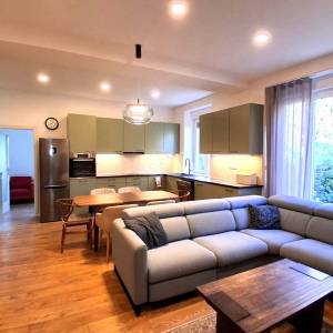 Najam, Šalata, četverosoban stan u visokom prizemlju sa garažom