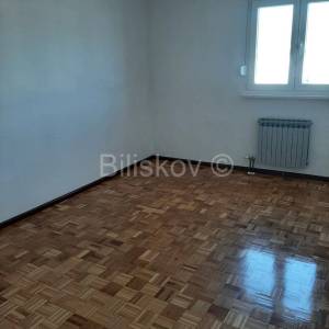 Nenamješten stan dugoročan najam Kocunar Split