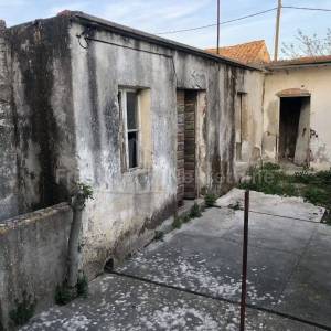 NINSKI STANOVI - KAMENA KUĆA