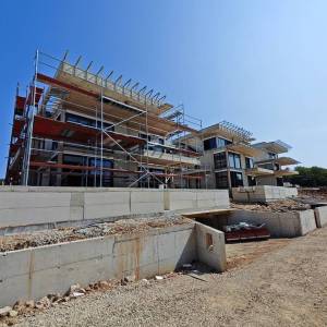 NJIVICE, KRK – Penthouse s krovnom terasom, privatnim bazenom i panoramskim pogledom na more