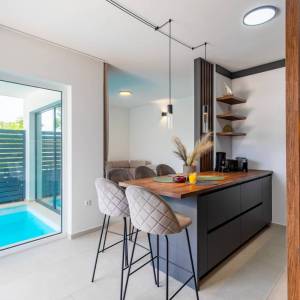 NJIVICE, OTOK KRK - Luksuzni dvoetažni apartman s bazenom